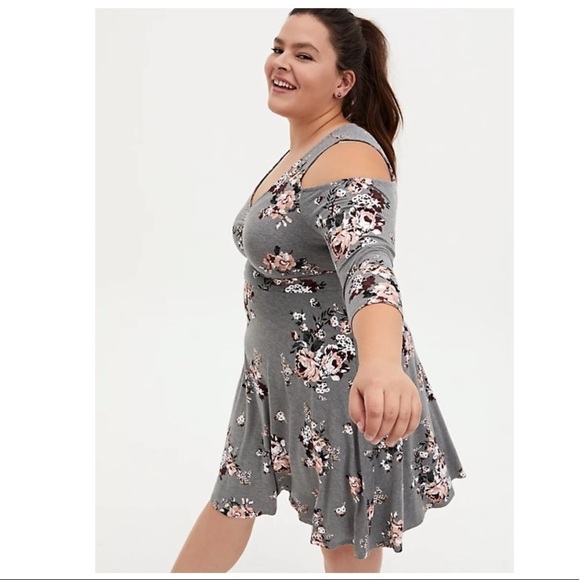 Torrid size 5/ 5X/ 28 GREY FLORAL JERSEY SKATER DRESS - Picture 2 of 12